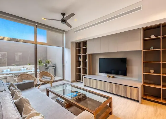 Сasa de vacaciones Modern Marina-view Penthouse With Private Hot Tub, Pool & Netflix