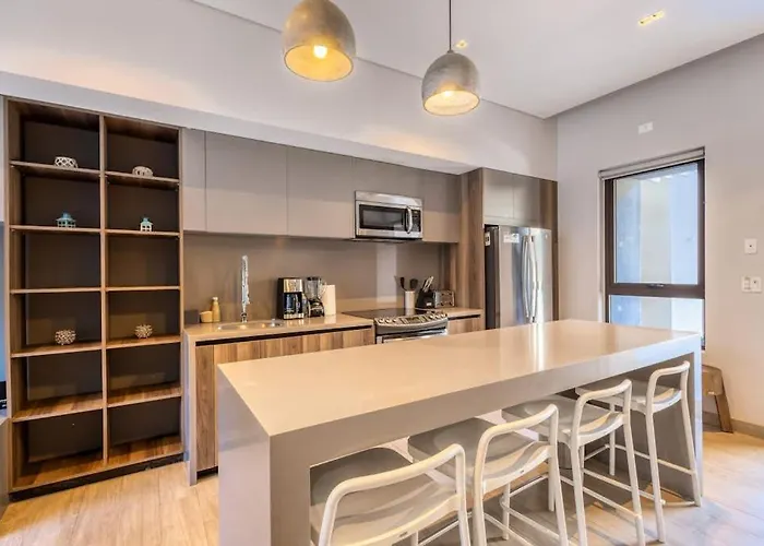 Modern Marina-view Penthouse With Private Hot Tub, Pool & Netflix Сasa de vacaciones *