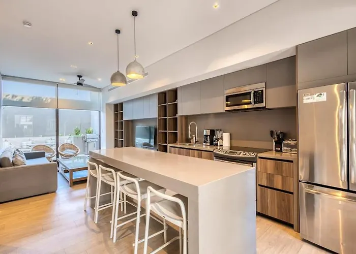 Modern Marina-view Penthouse With Private Hot Tub, Pool & Netflix Сasa de vacaciones