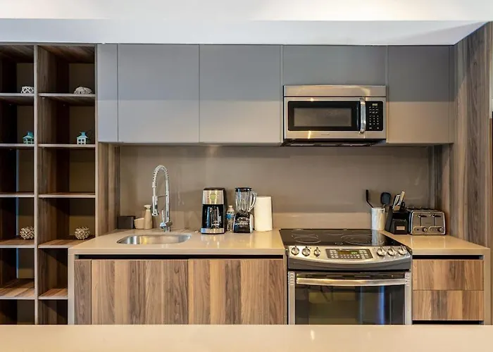 Modern Marina-view Penthouse With Private Hot Tub, Pool & Netflix *