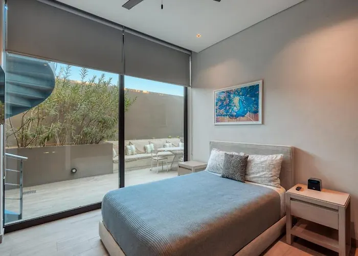 Modern Marina-view Penthouse With Private Hot Tub, Pool & Netflix Сasa de vacaciones