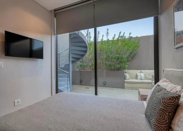 Modern Marina-view Penthouse With Private Hot Tub, Pool & Netflix Сasa de vacaciones *