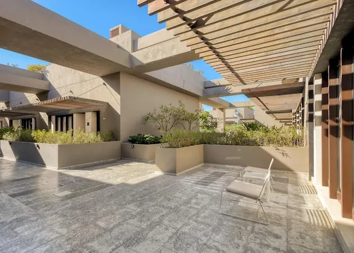 Modern Marina-view Penthouse With Private Hot Tub, Pool & Netflix Сasa de vacaciones